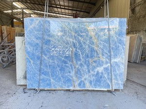 中国ナチュラルバックライト半透明ブックマッチクリスタルブルーホワイトオニキスマーブルストーンビッグスラブ販売用