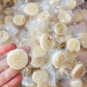 奶油美味的年轻椰子卷糖果/传统食谱/物有所值/越南制造