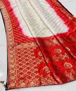 Rot bedruckter <span class=keywords><strong>Saree</strong></span> mit weißer Baumwoll bluse für einfache Hochzeits feier tragen Frauen