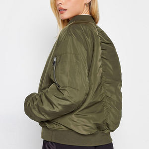 <span class=keywords><strong>2025</strong></span>趋势女式飞行员夹克高品质时尚超大定制设计贴牌ODM服务棉填充物