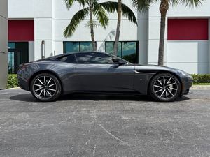 公平使用的2017阿斯顿马丁DB11 V12 Coupe RWD