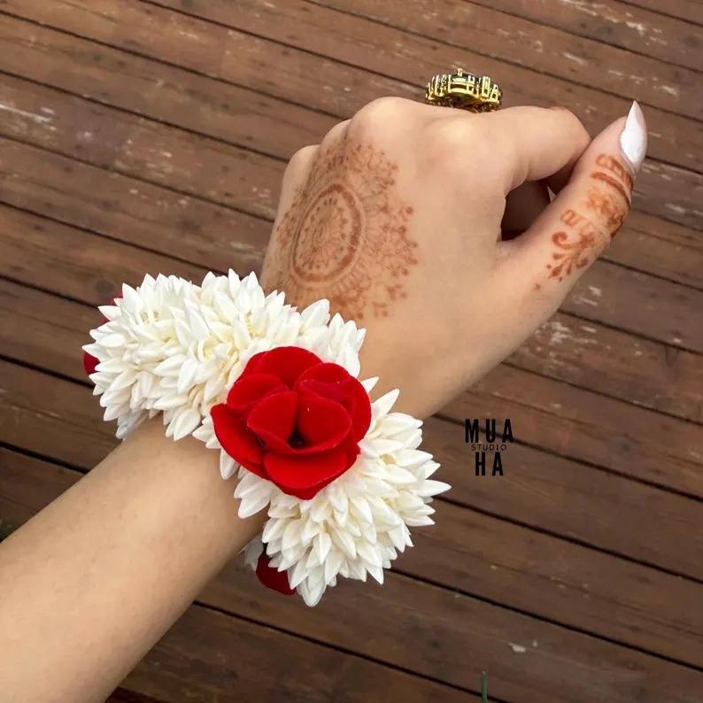 สีขาวและสีแดง