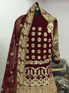 婚礼服装花式流行重天鹅绒刺绣和钻石作品新娘Lehenga Choli与Dupatta待售