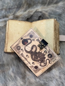 Arcane ejderha el yapımı antika Deckle kenar kağıt kabartmalı ejderha kapak ve kilit kapatma Sketchbook hediye ile deri günlük