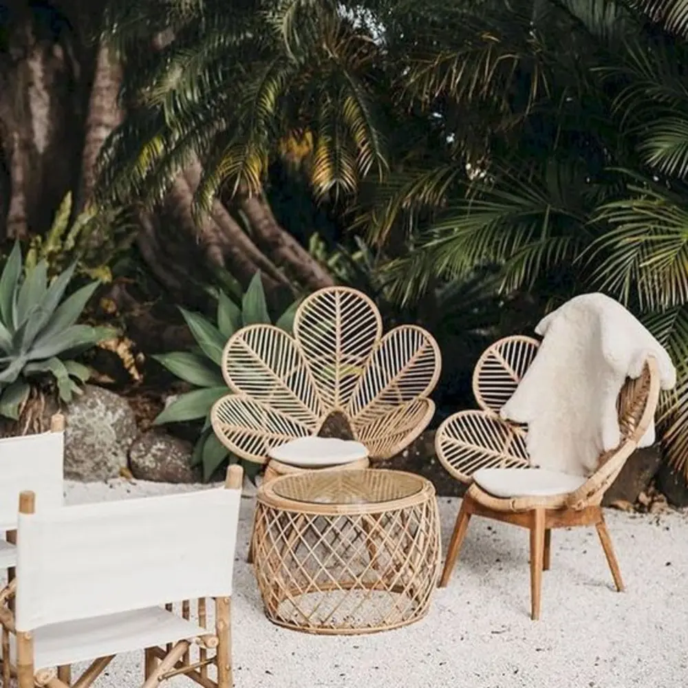 I set di tavoli e sedie sono realizzati in bambù e rattan, prodotti artigianali, utilizzati all'interno o all'esterno.