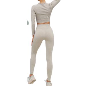 Premium Yoga seti: hem yoga hem de gündelik giyim 'de kalıcı konfor ve stil için nötr tonlu, performans odaklı tasarım. - Product Image 5