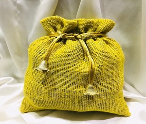 定制徽标印花缎面棉织锦和黄麻拉绳袋，带定制徽标印花，浅绿色，带金色细绳