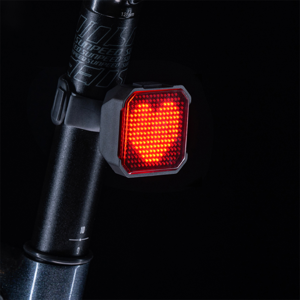 Feu arrière à expression de même fréquence