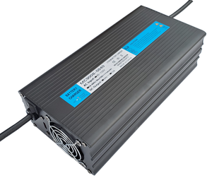 電動スクーター用調整可能900Wバッテリー充電器80-90-100% 充電機能10A出力15A鉛酸用入力電流 - Product Image 1