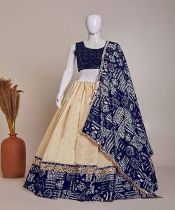 传统的Dori作品Lehenga Choli合奏，庆祝印度文化的丰富遗产和艺术性，完美