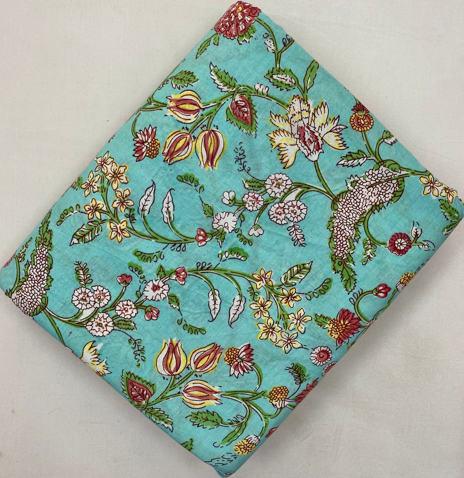 มีสีเขียวขุ่น