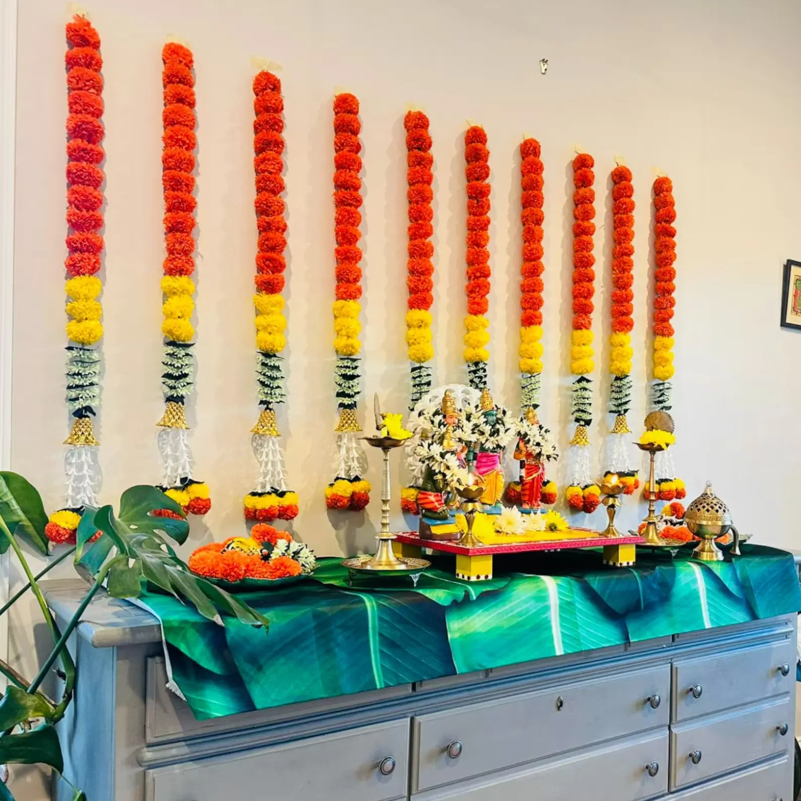 Artificial Marigold Flores Fofas Guirlandas com Sinos para Festivo Pooja Casamento Housewarming Diwali Decorações Festival Eventos