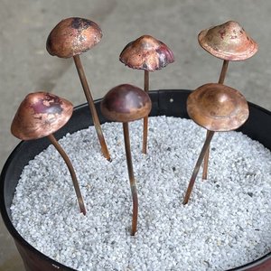 花のつるやハーブ用銅製の装飾用キノコ型ガーデンスティック環境にやさしい