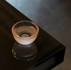 日本製ガラス製伝統的な酒カップさくらピンク花のほのか柔らかい花の花のカップ