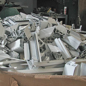 ממוחזר UPVC צינור גרוטאות ו PVC חלון פרופיל שבבי לבן ואפור צבע