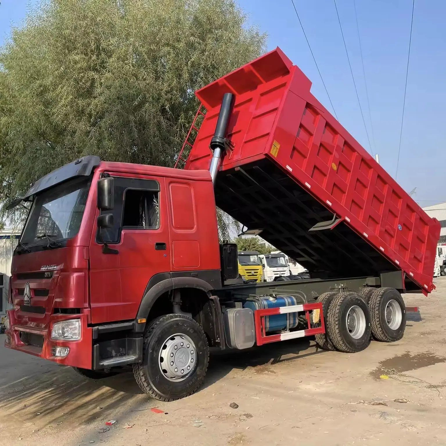 Le camion à benne basculante chinois Howo, qui est en bon état, utilise un camion à benne basculante 6x4 avec une capacité de chargement de 20-30 tonnes