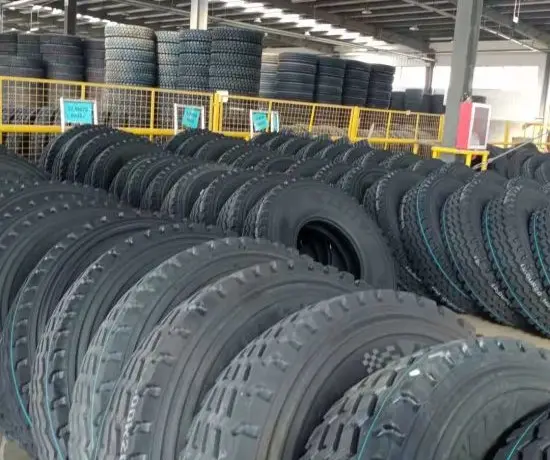 Venda quente 100% Indonésio Feito Imprensa Fria Premium Global Camada Retread Veículo Pesado Caminhão Pneu De Ônibus Pneu Custo Médio Outras Rodas