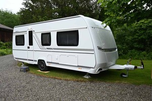 モバイルキャンピングカー4X4 RV 4人用高級オフロードキャラバンブラック高級トラベルトレーラー