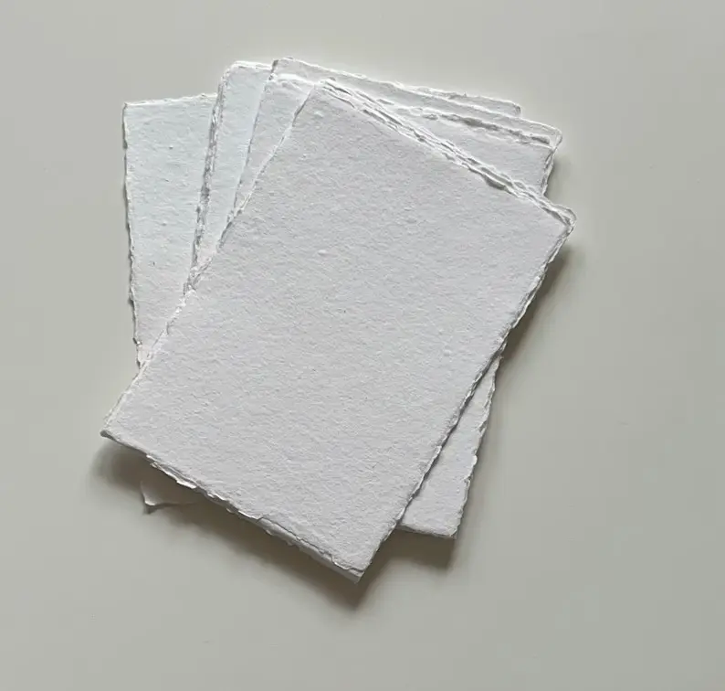 Invito a nozze in carta con bordo ondulato di carta di cotone bianco da 50 pezzi di cotone