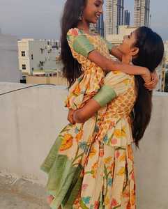 高品质数字印刷作品，纯Zari编织边框设计师儿童<span class=keywords><strong>Lehenga</strong></span> Choli，批量出口