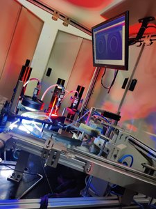 Macchina di smistamento ottica automatizzata per elementi di fissaggio e componenti aerospaziali