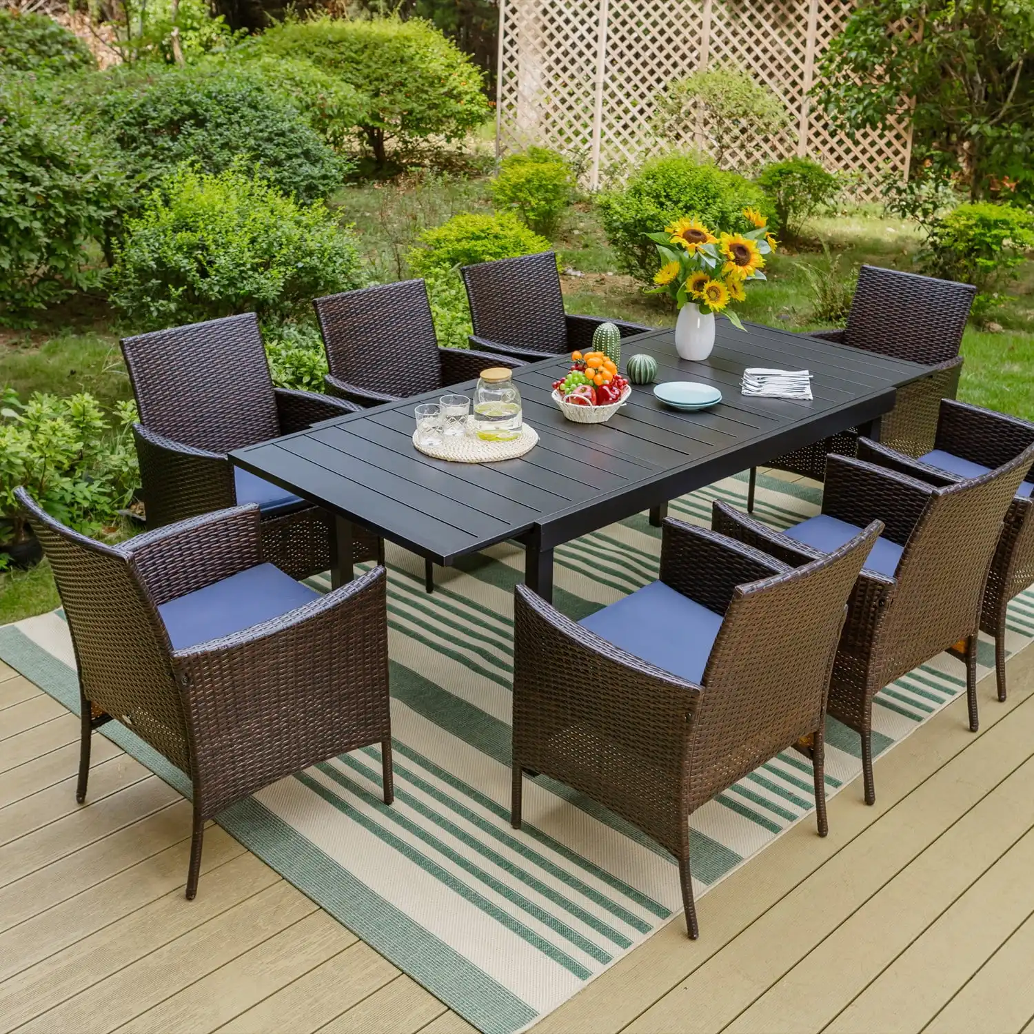 Ensemble de salle à manger de patio avec table à manger extensible en métal et 8 chaises en rotin pour l'extérieur