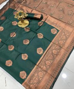Rot bedruckter <span class=keywords><strong>Saree</strong></span> mit weißer Baumwoll bluse für einfache Hochzeits feier tragen Frauen