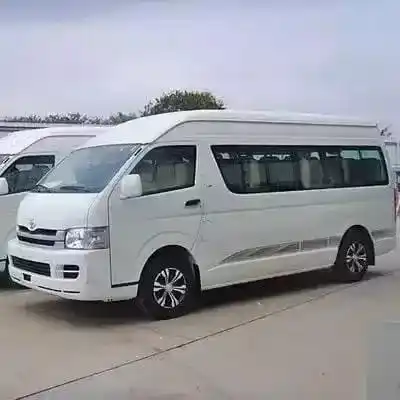 حافلة صغيرة مستعملة يابانية أصلية بحالة جيدة من HIACE حافلة صغيرة تعمل بالديزل والبنزين تصلح لعدد 15 ركابًا