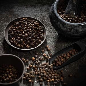 พริกไทยดำ MC Asta FAQ เครื่องเทศแห้งหลากหลายรสชาติเผ็ดและผ่านกระบวนการทรงกลม - Product Image 1