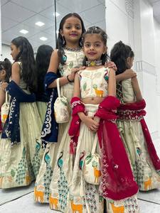 顶级儿童特别刺绣Lehenga <span class=keywords><strong>Choli</strong></span>套装，优雅的细节Lehenga搭配漂亮的搭配钱包