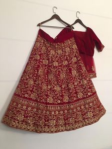 デザイナーインド最新の赤い色のブライダルLehengaCholi UnstichデザインウェディングLehngaCholiレディースLengha卸売業者Suratインド