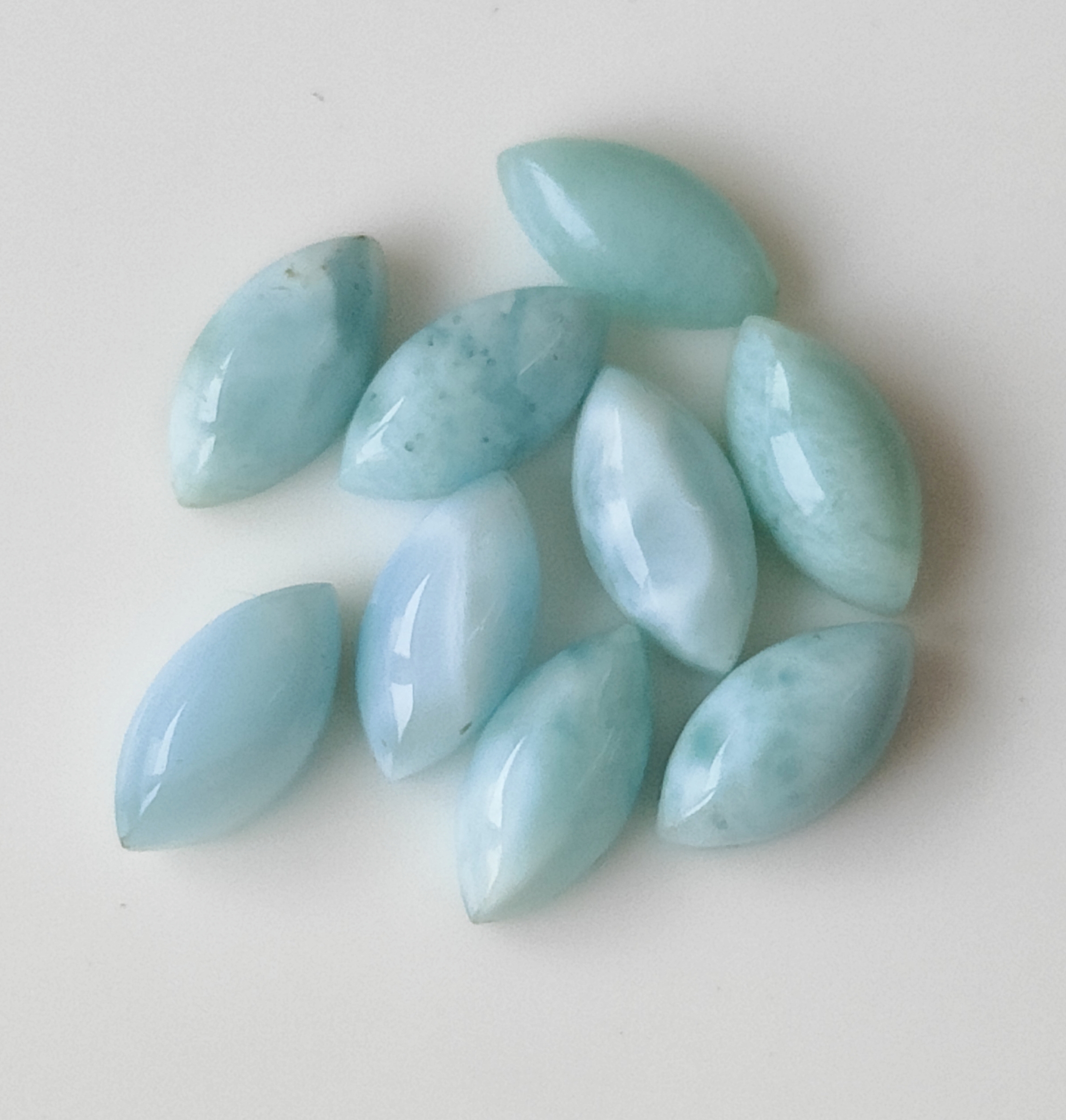 สีขาว