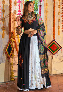 Lehenga Choli Fancyレース刺繍作品Dupattaインドデザイナーコレクション