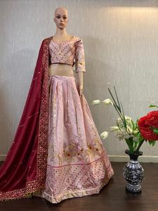En çok beklenen tasarımcı düğün özel <span class=keywords><strong>Lehnga</strong></span> sunmak