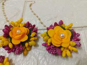 黄色の花Maang <span class=keywords><strong>Tikka</strong></span>セットHaldi Mehendi Wedding | インドの花嫁介添人フラワージュエリー | ブライダルリターンギフト好意サプライヤー