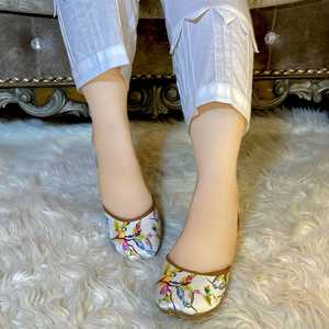 Son Model 2025 baskılı fantezi nakış Punjabi düz Jutti ayakkabı el yapımı Khussa gelin şık Khussas Flip Flop ayakkabı - Product Image 1