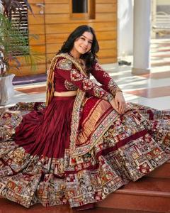 Navratri LehengaCholiブラウス付きのエレガントなシルクから作られた鏡刺Embroideryの伝統的なインドとパキスタンの服