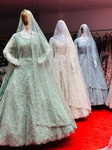 Kadınlar için son tasarımcı Indo batı Net <span class=keywords><strong>Lehenga</strong></span> işlemeli düğün ve parti giyim koleksiyonu