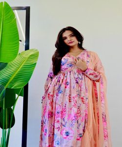 Modisches Georgette Office Wear Kurti Set mit stilvollem Streifen muster und Glocken ärmeln Kurta