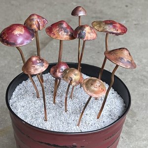 花のつるやハーブ用銅製の装飾用キノコ型ガーデンスティック環境にやさしい