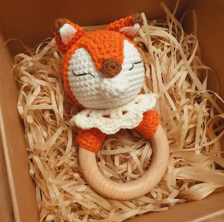Regalo neonato personalizzato fatto a mano animali all'uncinetto giocattolo sensoriale coniglietto bambino legno di faggio uncinetto sonaglio giocattolo con anello di presa
