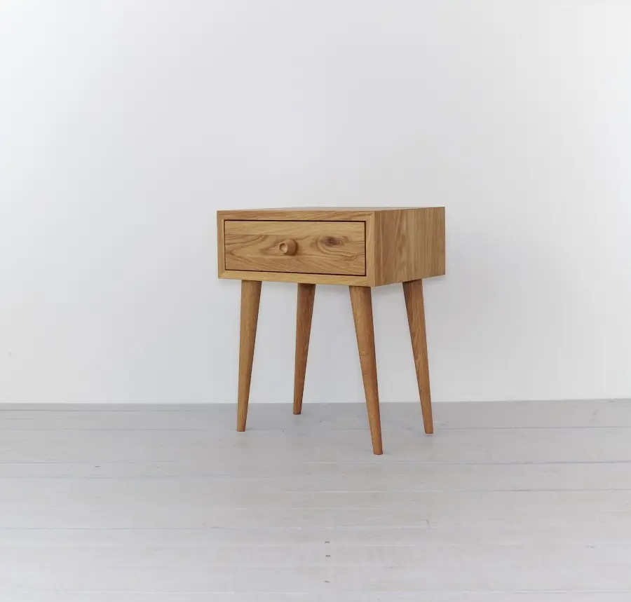 Table de chevet Rosie simple en bois de teck massif avec 1 tiroir de rangement et finition noyer.