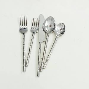 Banhado a Prata Aço Inoxidável Talheres <span class=keywords><strong>Set</strong></span> 5 Pcs com Handmade Longo Rodada Alças Durabilidade e Elegância para Espaços de Jantar