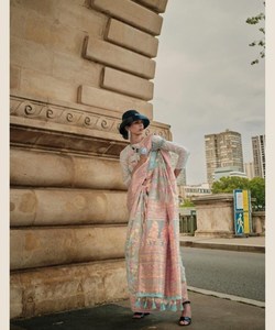 Rot bedruckter <span class=keywords><strong>Saree</strong></span> mit weißer Baumwoll bluse für einfache Hochzeits feier tragen Frauen