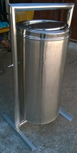 <span class=keywords><strong>2025</strong></span> Aço Inoxidável 60L Capacidade Sortable Trashcan Stand Sozinho Lixo Ao Ar Livre para Uso Público Estilo sem Tampa