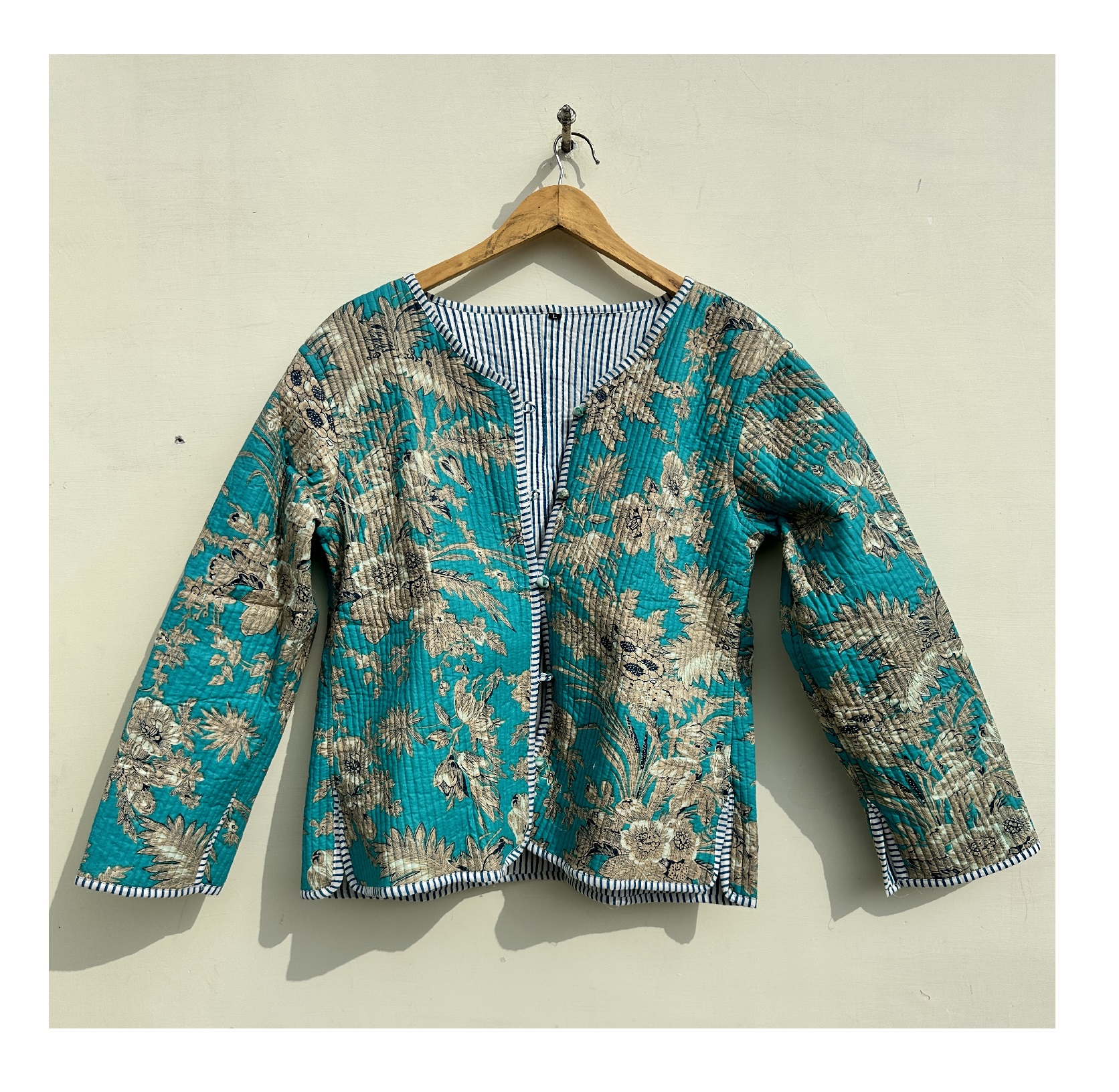 มีสีเขียวขุ่น