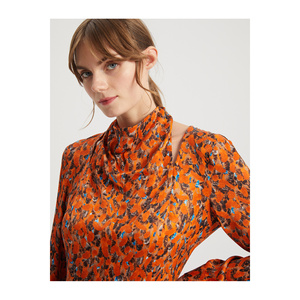 Viskon Yaka detayli piliseli baskili elbise - Product Image 3