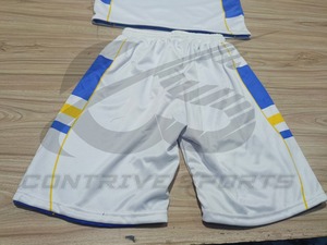 カスタムメンズ大学バスケットボールユニフォームプリントリバーシブルメッシュポリエステルチーム名プリントバスケットボールジャージーショーツセット