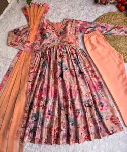 Modisches Georgette Office Wear Kurti Set mit stilvollem Streifen muster und Glocken ärmeln Kurta