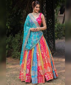スパンコール刺繍LehengaCholiセット、芸術と魅力のきらめく傑作、すべての花嫁を星のように輝かせます。